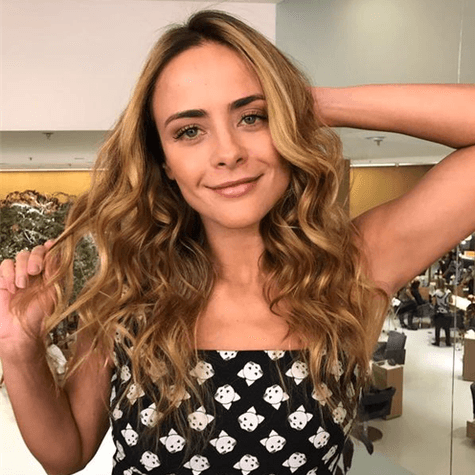 Juliana Silveira muda o visual e aparece diferente como protagonista de série
