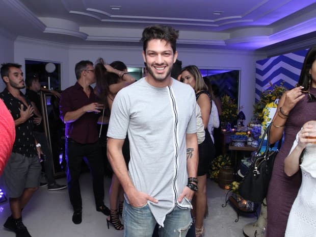 Após ser eliminado do "BBB 17", Luiz Felipe se joga em balada no RJ: "Estou virado tem noites"