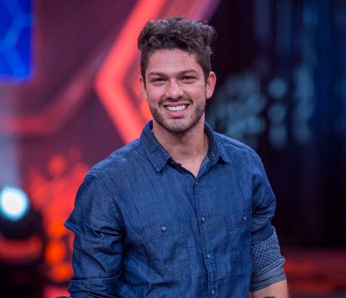 Fora do "BBB17", Luiz Felipe detona beijo de Marcos e Emilly: "ridículo"