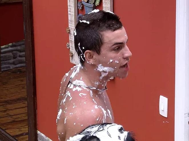 Briga no "BBB17"! Manoel diz que foi agredido por Marcos e vai para o confessionário