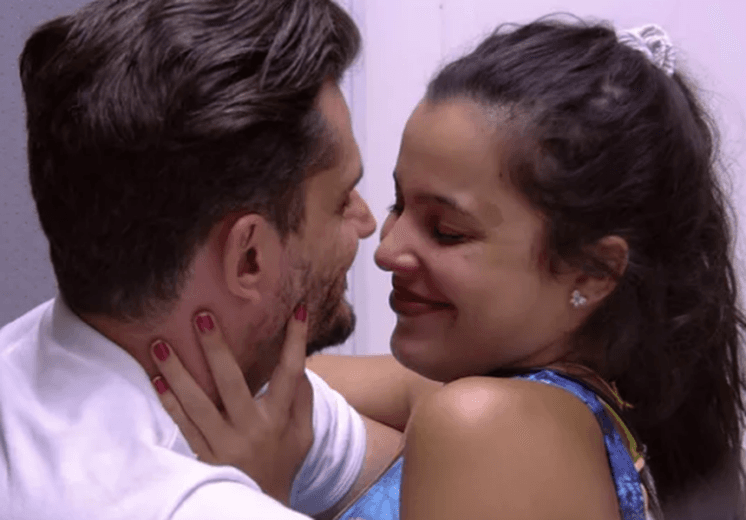 "BBB 17": Marcos dorme completamente pelado ao lado de Emilly após festa