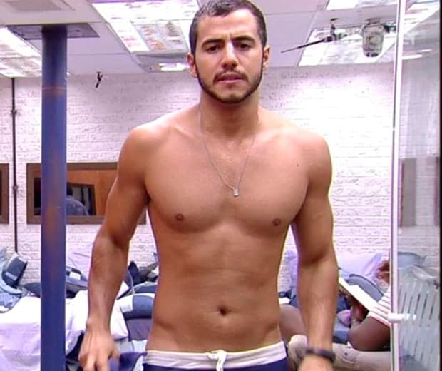 Ex-BBB Matheus esclarece post polêmico: "não sou bissexual"