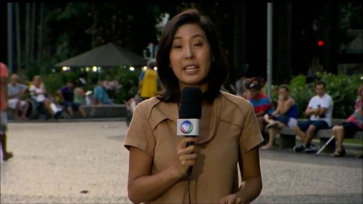 Record dá estranha ordem de ignorar notícia e repórter é feita de boba