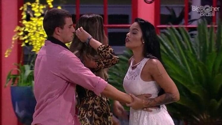 “BBB17”: Mayara vai para cima de Emilly: "Falsa, arrogante"