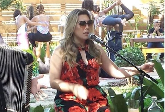 Naiara Azevedo comenta fotos antigas e dispara: "Era imensa"