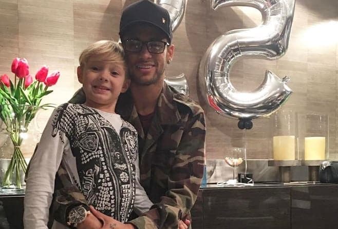 No dia do aniversário, Neymar posa ao lado do filho: "Meu maior presente"