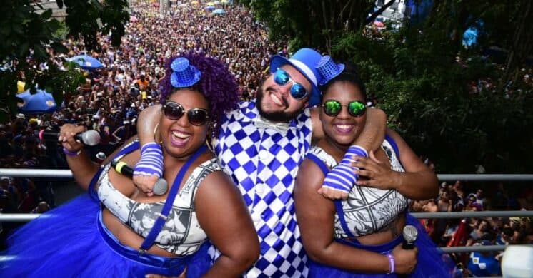 Liderando bloco de Carnaval, Tiago Abravanel expulsa brigões e beija foliões