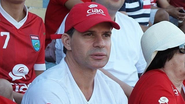 Túlio Maravilha exibe foto nu para apresentadora durante programa