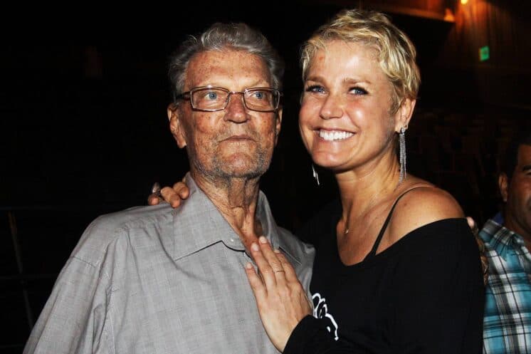 Xuxa prova que está fazendo visitas ao pai internado