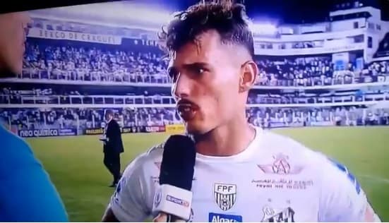 Repórter leva resposta atravessada de jogador e recebe crítica de apresentadores
