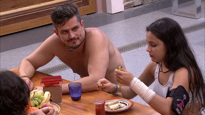 "BBB17": Após saída de Roberta, Marcos dá conselho para Emilly