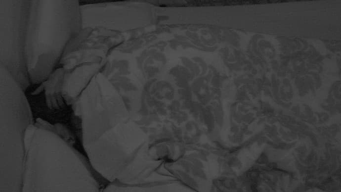 "BBB17": Marcos e Emilly ficam debaixo do cobertor após DR: 'Quero muito'