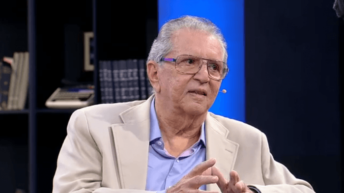 Carlos Alberto de Nóbrega revela que "Praça" quase ficou fora do ar no SBT e diz ter medo da internet
