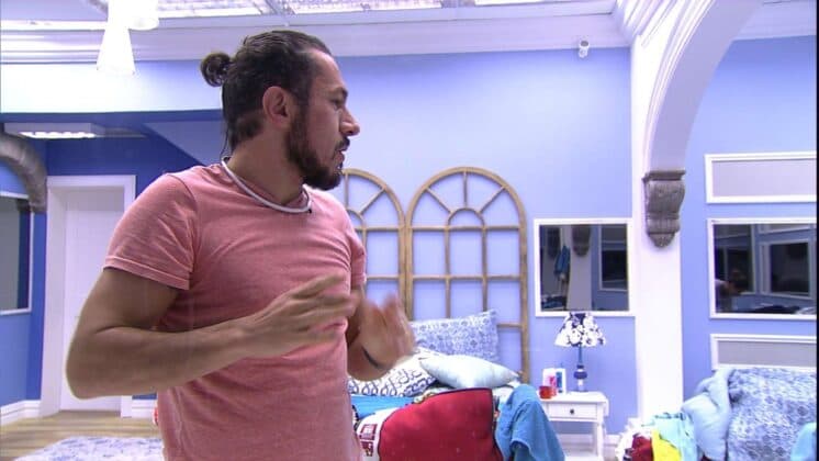 "BBB17": Ex-BBB Rômulo mostra novo corte de cabelo no "Mais Você"