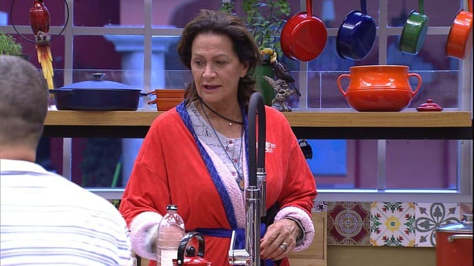"BBB17": Roberta detona, e Ieda perde a paciência e dá "patada" em Emilly