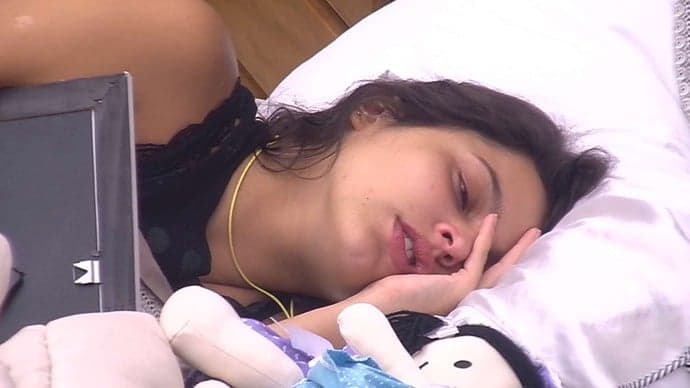 "BBB17": Aos prantos, Emilly chora abraçada à foto da família