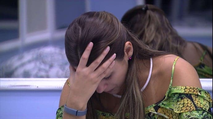 "BBB17": Vivian chora muito pelos cantos da casa e tenta disfarçar