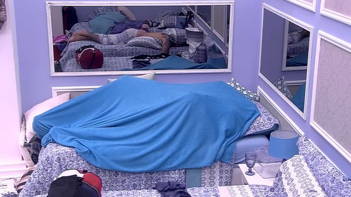 "BBB17": Marcos e Emilly trocam beijos e vão para debaixo do edredom