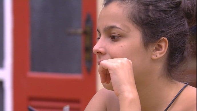"BBB17": Emilly faz revelação sobre adolescência e diz que se sentia "muito mal"