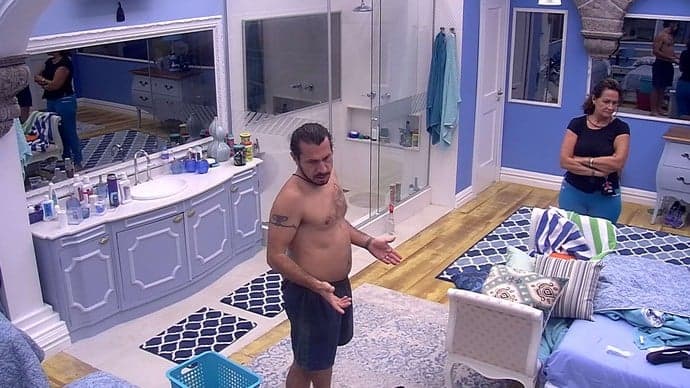 "BBB17": Após sugestão de Rômulo, participantes mudam de quarto
