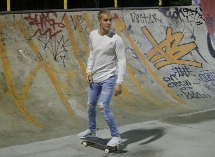 Justin Bieber leva fora de ex-affair de Neymar e dorme com duas mulheres