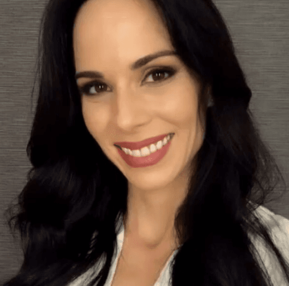 Esposa de diretor global, Ana Furtado posta foto andando de ônibus em SP; veja