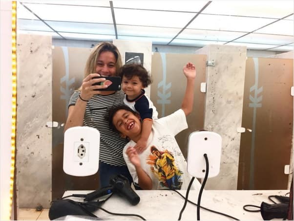 Fernanda Gentil recebe elogios de fãs ao postar foto com filhos (Foto: Reprodução)