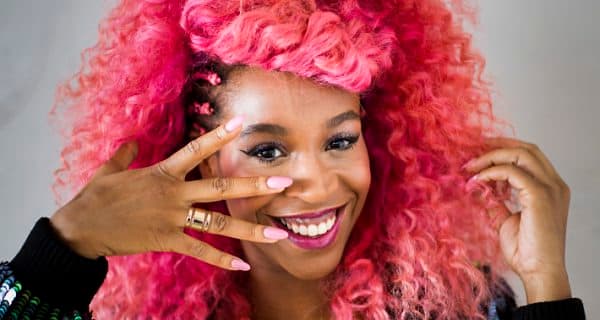 Com visual exótico, Karol Conka diz que gosta de ser esquisita e revela: "Não me importo de parecer feia"