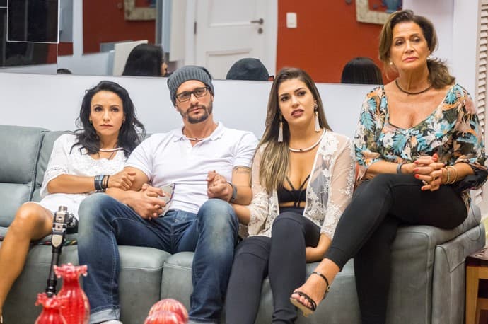 Aqui fora, Daniel conta o que sua família disse: "você escolheu mal os seus amigos"