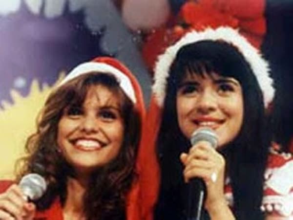 Mara Maravilha reencontra cantora Aline Barros nos bastidores do SBT