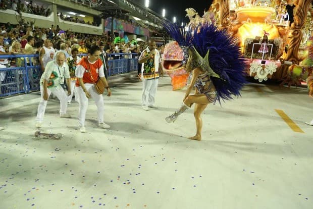 Monique Alfradique cai na Marquês de Sapucaí durante desfile
