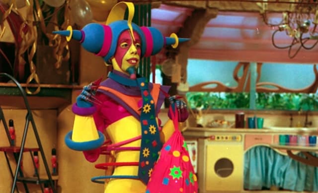 Com look inusitado, Anitta é comparada ao Etevaldo do "Castelo Rá-Tim-Bum"