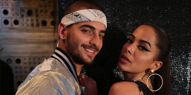 Após rumores de briga, Anitta se senta ao lado de Maluma no La Voz México e comemora