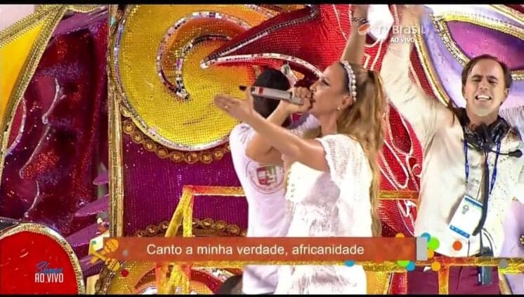 Ivete Sangalo quebra protocolo e transforma carro alegórico em trio elétrico