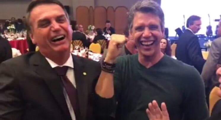 Amigos!? Em clima de parceria, Márcio Garcia beija Jair Bolsonaro