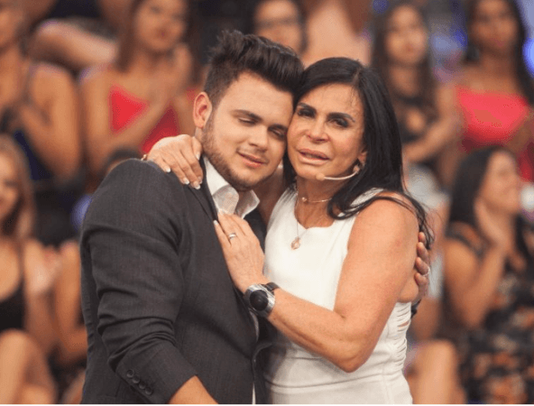 Gretchen reencontra filho que não via há 5 anos e cai em prantos