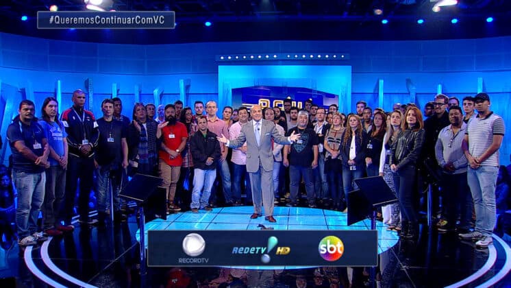 Ao lado de colaboradores da RedeTV!, Marcelo de Carvalho faz novo pronunciamento sobre as negociações com operadoras