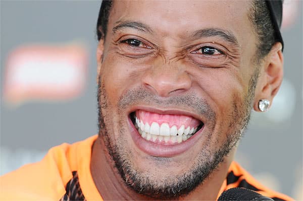 Ronaldinho Gaúcho dá festa, mas confisca os celulares dos convidados