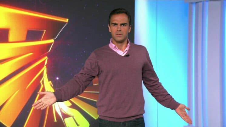 Com vídeos do "Fantástico", Tadeu Schmidt se defende após criticar gol de mão