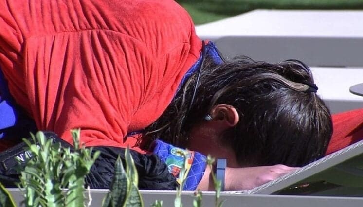 "BBB17": Vivian cai no choro após desistir da Prova do Líder