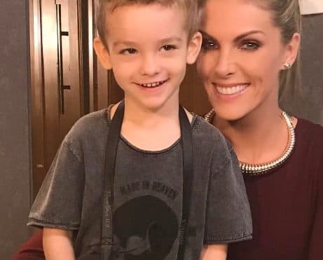 Aos três anos, filho de Ana Hickmann chama a atenção por simpatia e apresentadora se derrete