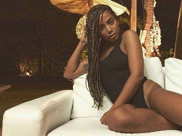 Após agitadas férias, Anitta paga mico em show