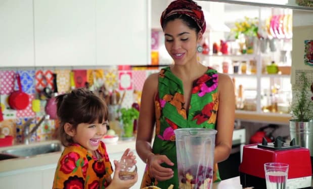Filha de Bela Gil pede chocolate aos funcionários nos bastidores de reality show