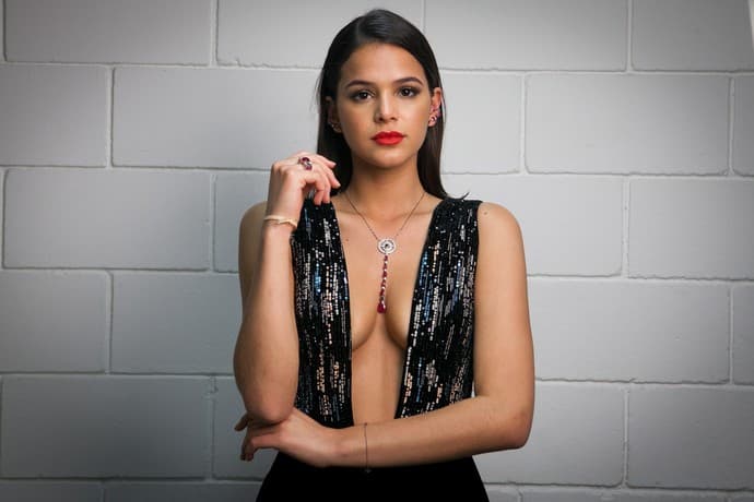 Bruna Marquezine aparece fazendo "paradinha" e Neymar curte