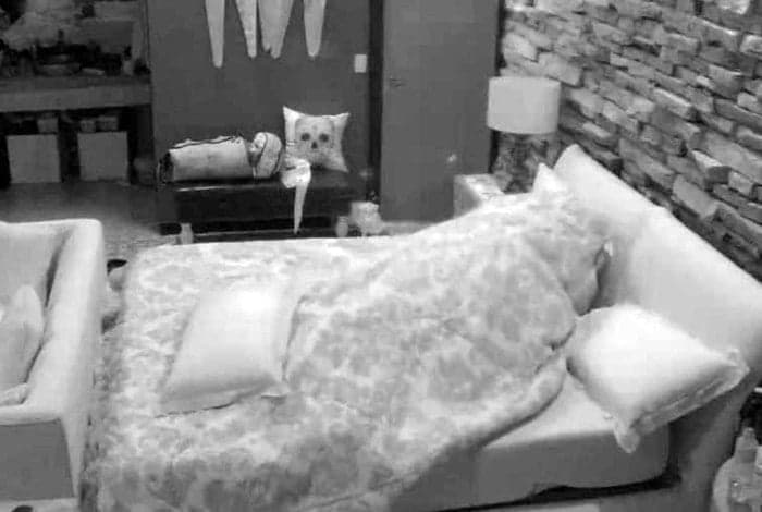 "BBB17": Na cama, Marcos se declara para Emilly: "Eu estou apaixonado por você"