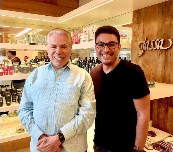 De cabelo branco, Silvio Santos justifica: "é a tinta do Temer"