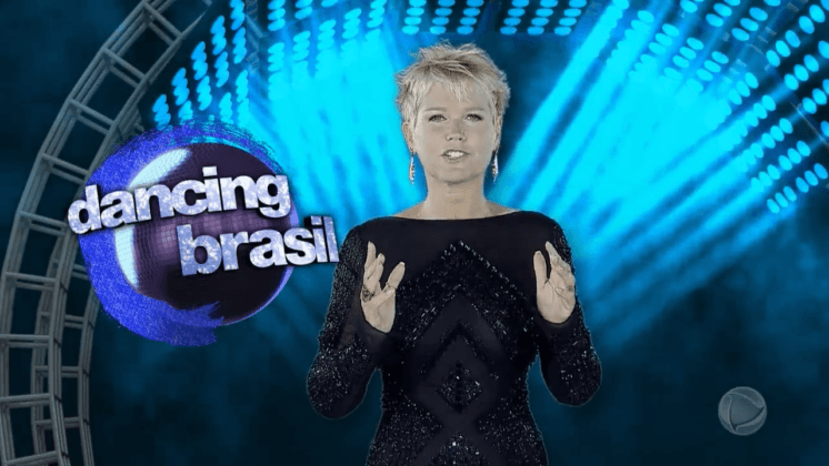 Xuxa radicaliza no corte do cabelo e posa para ensaio sensual