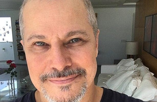 Edson Celulari é cercado por fãs na Globo e tem guarda-chuva arrancado