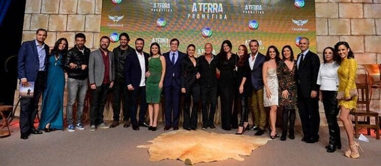 Atriz organiza festa de despedida para o elenco de "A Terra Prometida"