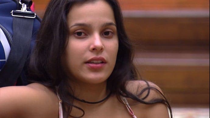 Emilly conta pesadelo para Marcos e se emociona com a lembrança da mãe